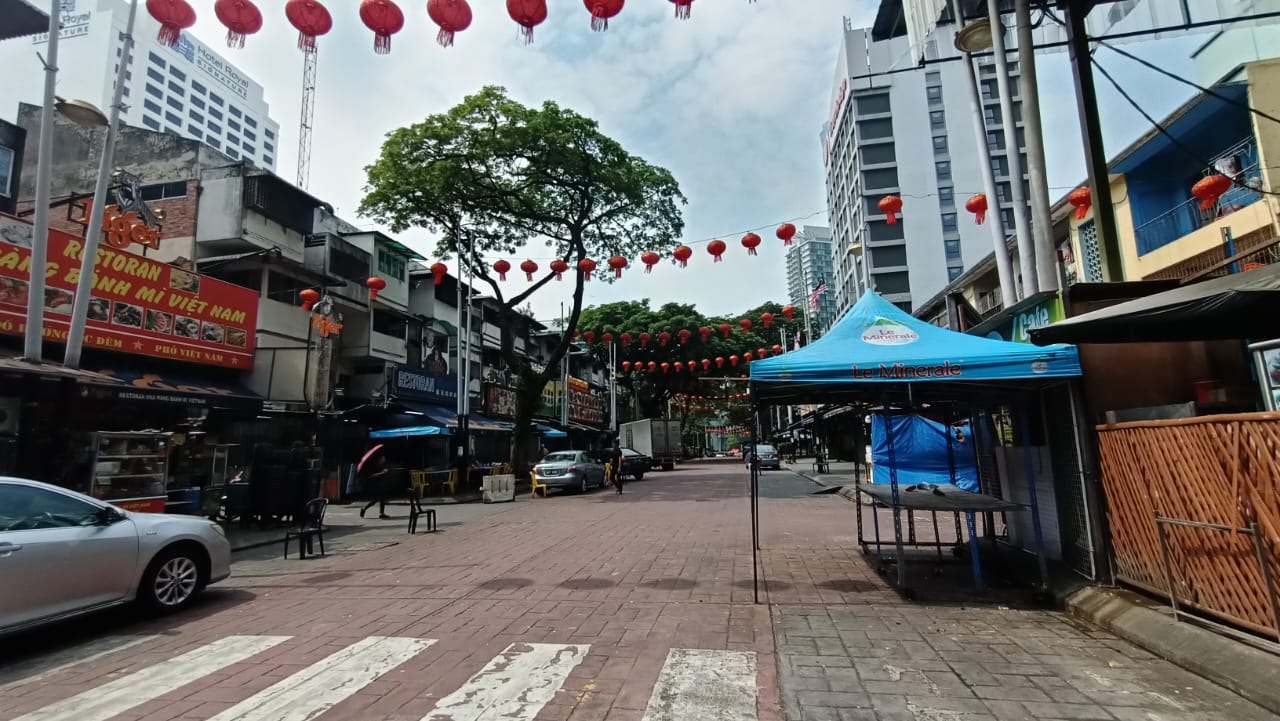 大都会/早报头/隆市政局被指执法双标,阿罗街小贩迷惑“路边能不能摆桌椅招客”