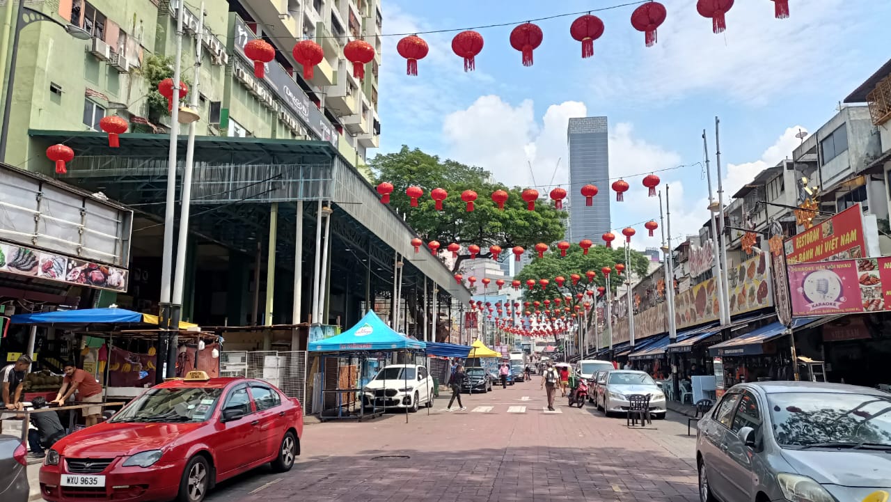 大都会/早报头/隆市政局被指执法双标,阿罗街小贩迷惑“路边能不能摆桌椅招客”