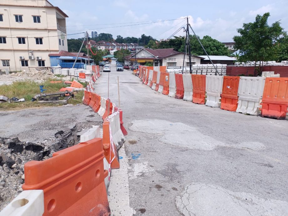 大都会/蕉赖9哩新村受高架天桥工程征地的店屋和屋子已拆毁，冲击商业活动