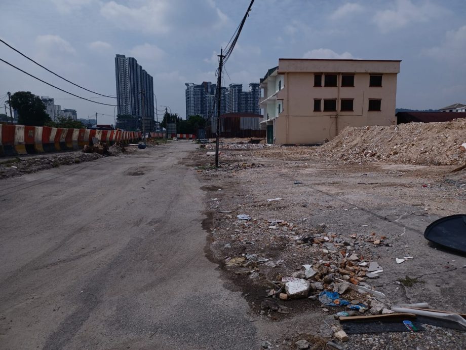 大都会/蕉赖9哩新村受高架天桥工程征地的店屋和屋子已拆毁，冲击商业活动