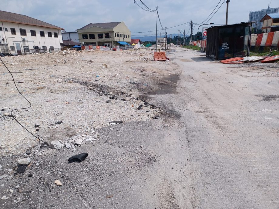 大都会/蕉赖9哩新村受高架天桥工程征地的店屋和屋子已拆毁，冲击商业活动