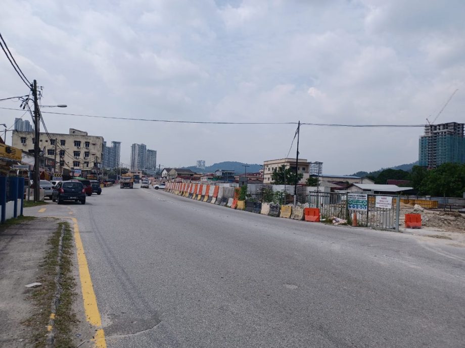 大都会/蕉赖9哩新村受高架天桥工程征地的店屋和屋子已拆毁，冲击商业活动