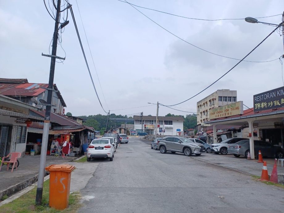 大都会/蕉赖9哩新村受高架天桥工程征地的店屋和屋子已拆毁，冲击商业活动