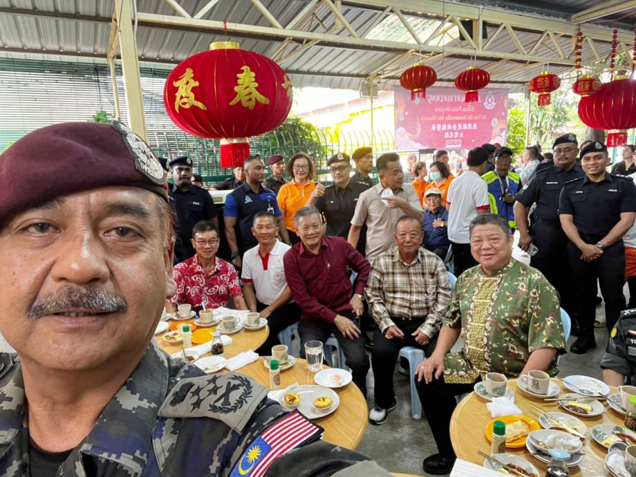 大都会/警队一哥和二哥走访班村早市献新春祝福！／9图