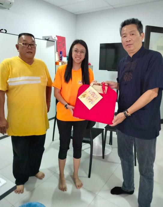 大都会:马华先迈一步,不分敌我送礼贺年/3图