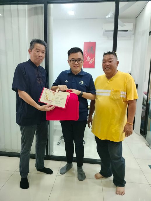 大都会:马华先迈一步,不分敌我送礼贺年/3图