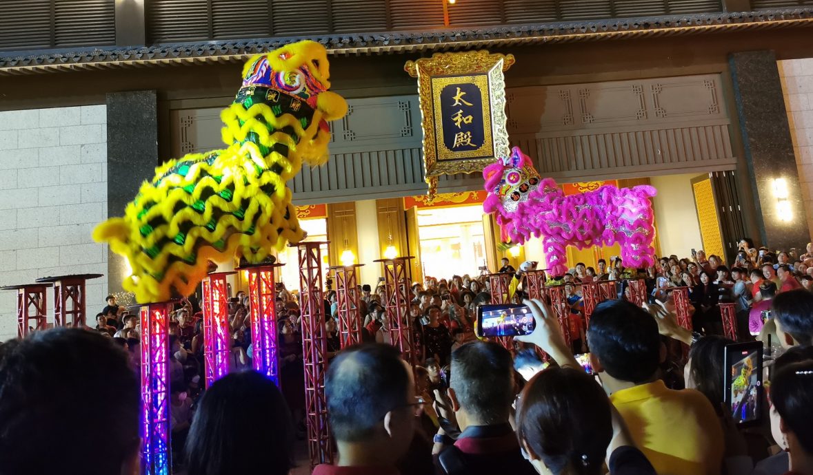 大都会：由仙境集团首次举办的《祥龙腾飞 元宵灯会》，吸引5000民众闹元宵