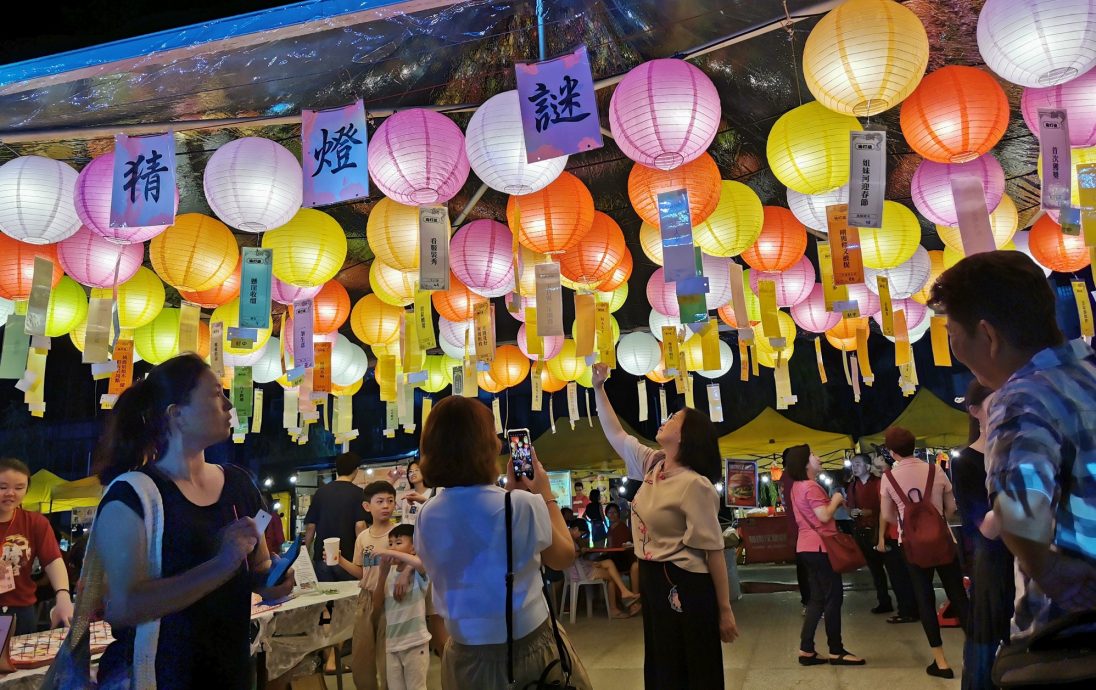 大都会：由仙境集团首次举办的《祥龙腾飞 元宵灯会》，吸引5000民众闹元宵