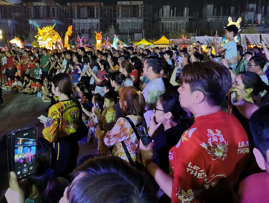 大都会：由仙境集团首次举办的《祥龙腾飞 元宵灯会》，吸引5000民众闹元宵
