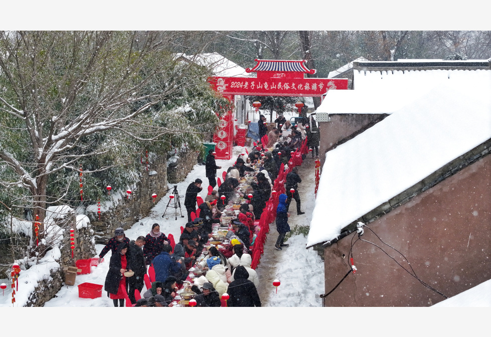 大雪致车主被困高速 村民雪中送“泡面”