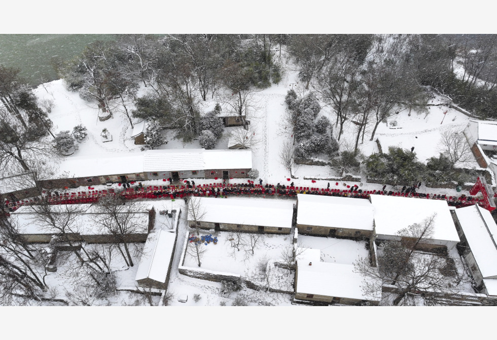 大雪致车主被困高速 村民雪中送“泡面”