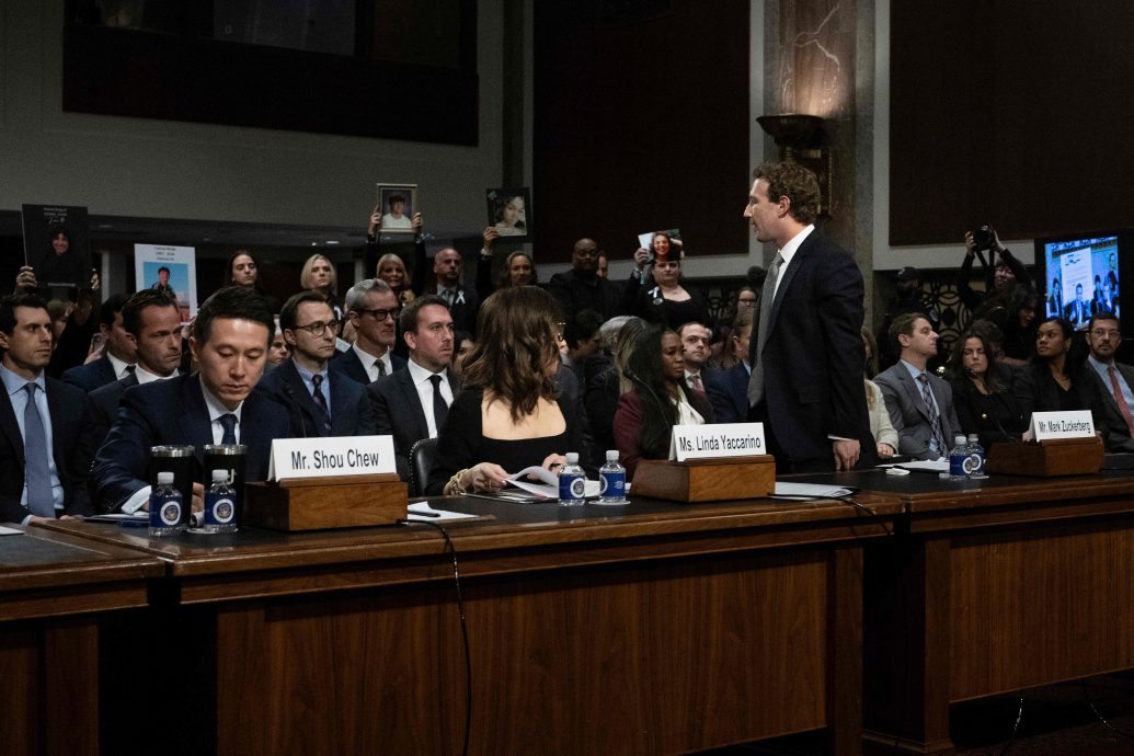 天下事主文)出席儿童网络安全听证会被轰满手鲜血 扎克伯格向来到现场的家长道歉