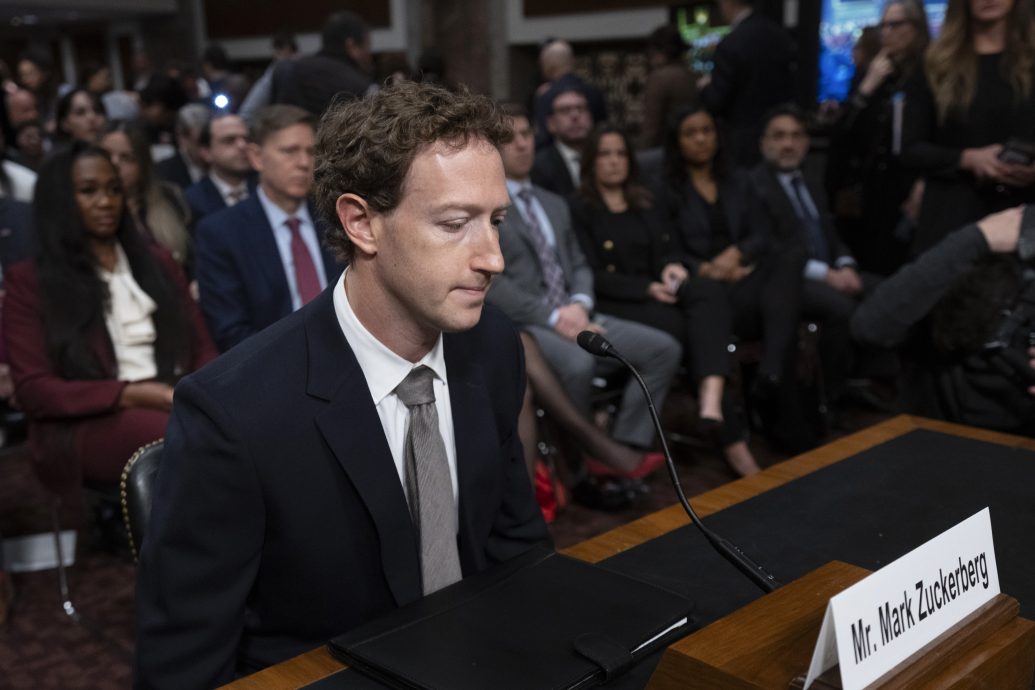 天下事主文)出席儿童网络安全听证会被轰满手鲜血 扎克伯格向来到现场的家长道歉