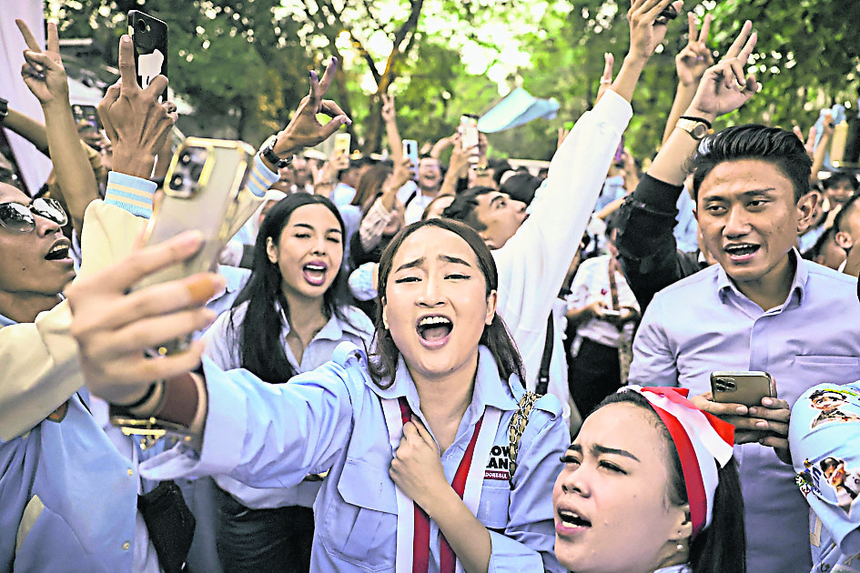 天下事主文)对手质疑胜果 普拉博沃承诺当全民总统 誓用“最好的人”组政府