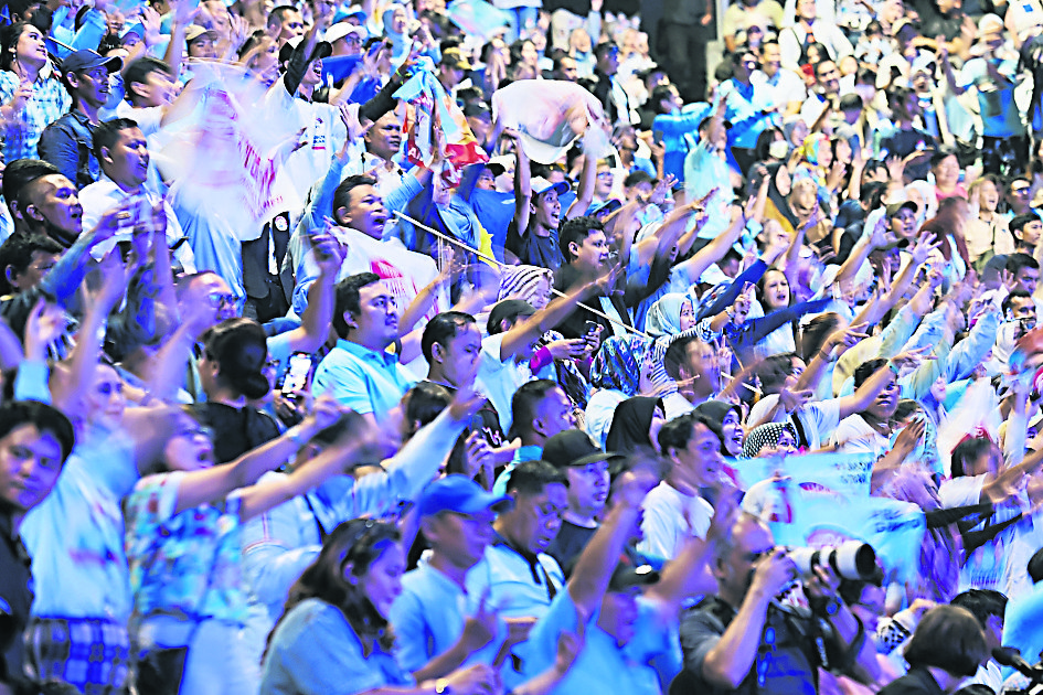 天下事主文)对手质疑胜果 普拉博沃承诺当全民总统 誓用“最好的人”组政府