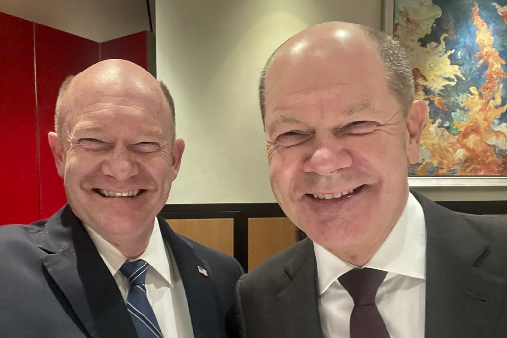 失散的双胞胎兄弟? 德总理朔尔茨和美参议员昆斯和合影