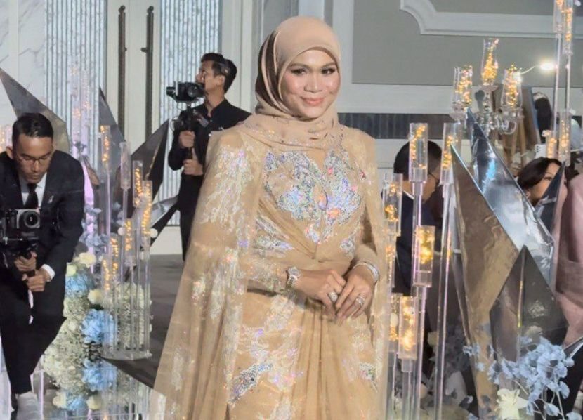 女富商为儿子婚礼花350万  新娘礼服镶近20万颗Swarovski水晶