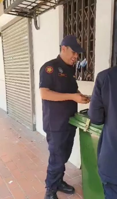 女艺人车停路边5分钟被锁轮 “为何快递车没事?执法不公!”