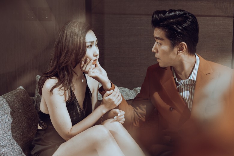 婚后事｜黎诺懿真空全裸泡浴 太大胆全删光