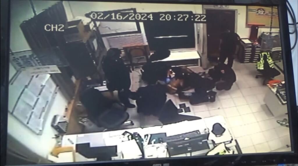 嫌犯遭警棍压制后身亡 警员涉伤害致死罪被扣