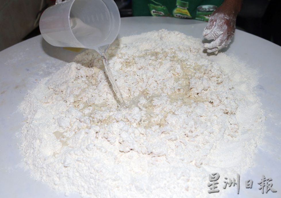 它的诞生/ 可搓出质感韧性 郑荣俊坚持以人手捏板面