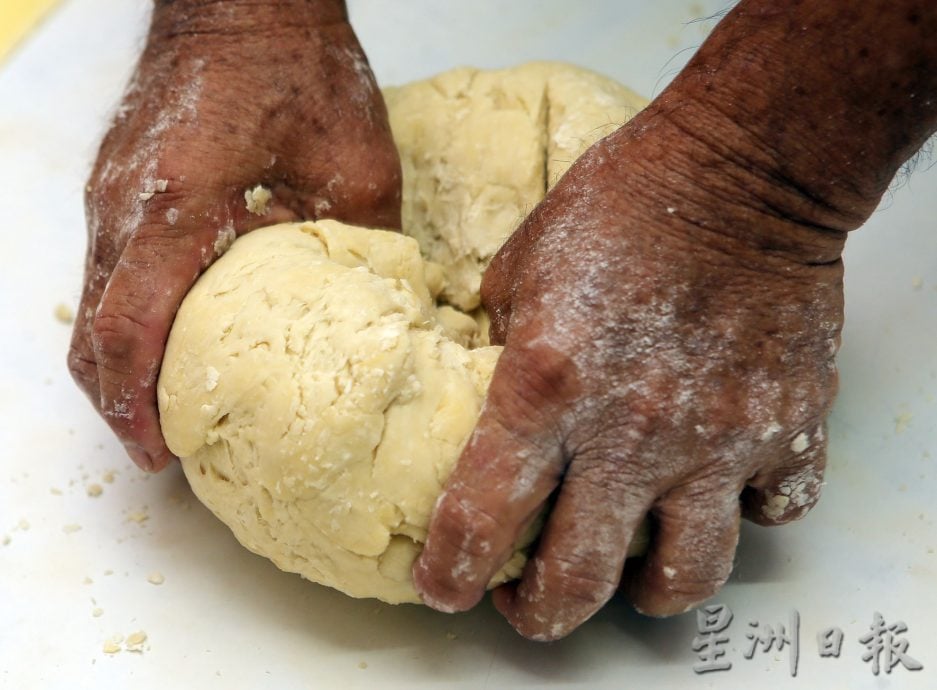 它的诞生/ 可搓出质感韧性 郑荣俊坚持以人手捏板面