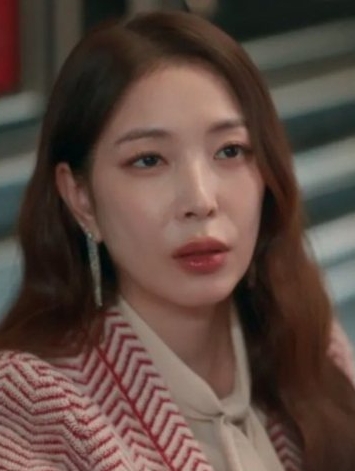 客串《我老公》肿唇抢戏 宝儿直播解画修脸疑云