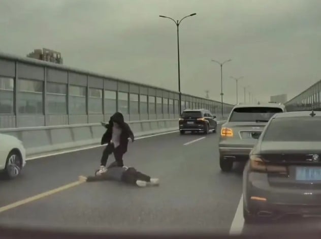 宾利司机高架桥上捅宝马司机 已被刑拘