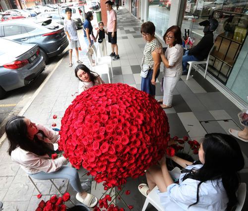 封面照片∕花店在走廊上弄999玫瑰花 