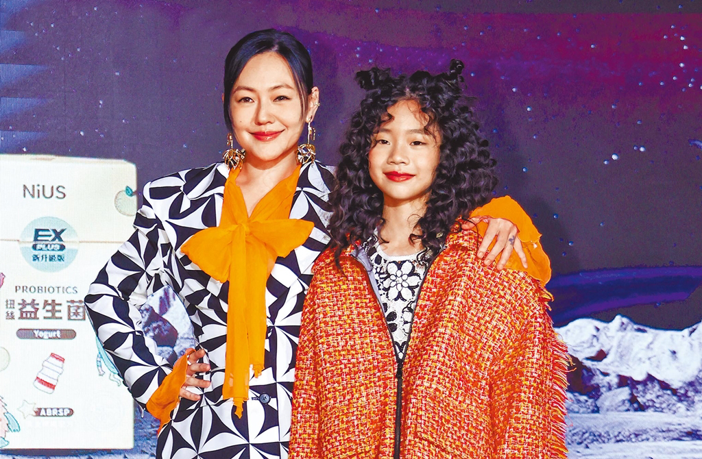 小S合影“模糊许老三” 网民笑翻称拍成鬼