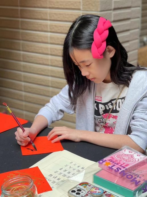 小S合影“模糊许老三” 网民笑翻称拍成鬼