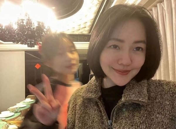 小S合影“模糊许老三” 网民笑翻称拍成鬼