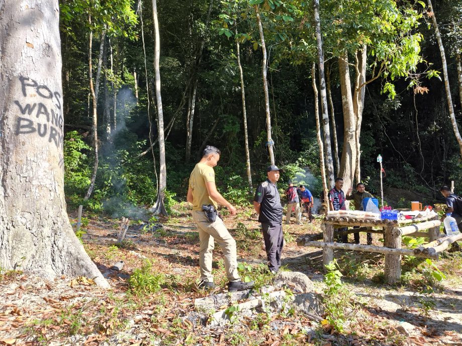 旺吉辇人蛇营地乱葬岗成废墟,玻总警长事隔9年亲身登山巡视,人蛇“鼠洞”无人再闯