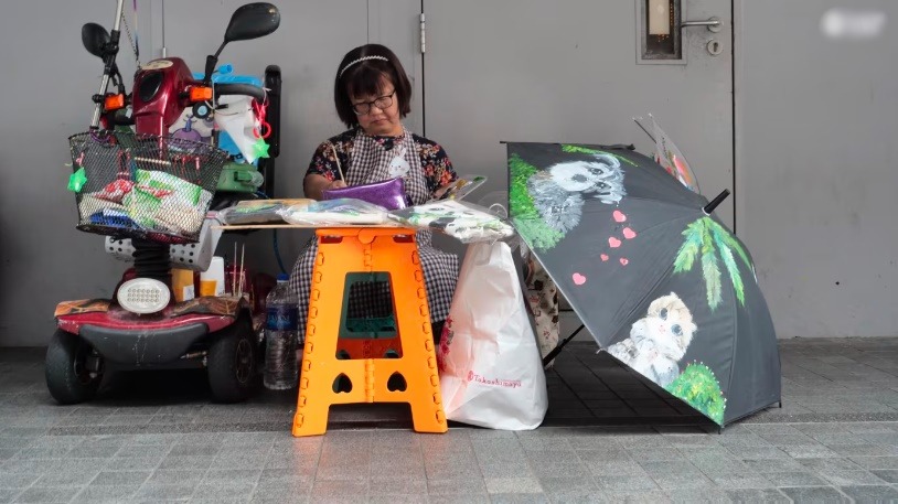 **已签发**全国:暖势力:人“小”志气大,侏儒女卖手工艺品自力更生