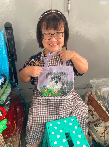 **已签发**全国:暖势力:人“小”志气大,侏儒女卖手工艺品自力更生