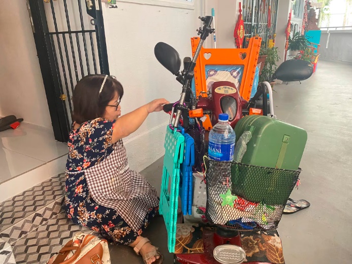 **已签发**全国:暖势力:人“小”志气大,侏儒女卖手工艺品自力更生