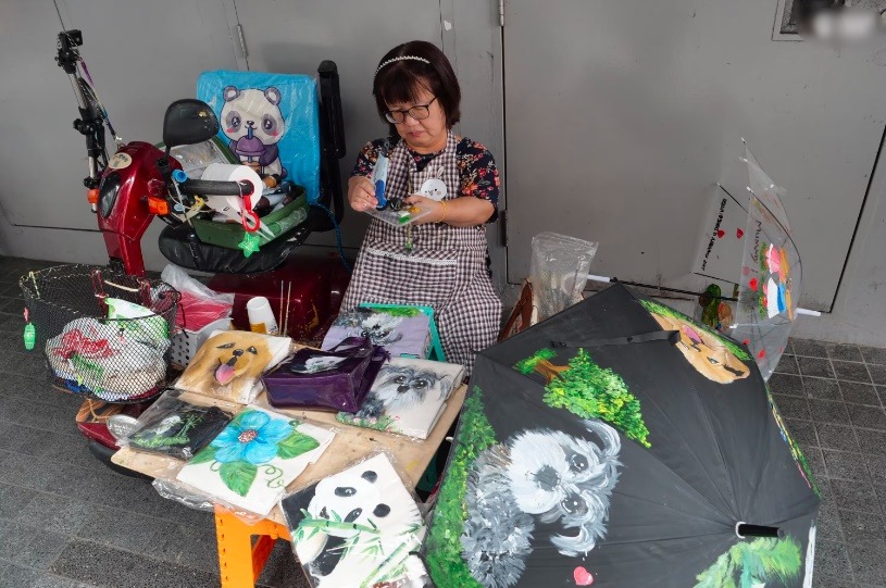 **已签发**全国:暖势力:人“小”志气大,侏儒女卖手工艺品自力更生