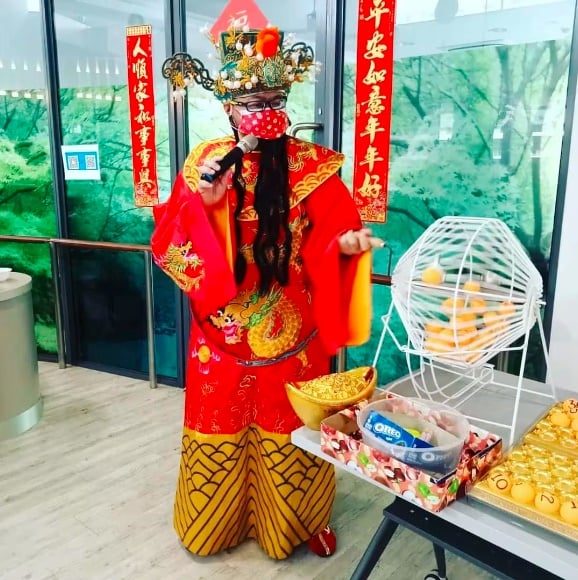 **已签发**全国:暖势力:因长得有“福相”扮财神爷多年 志工:我才是最大受益人