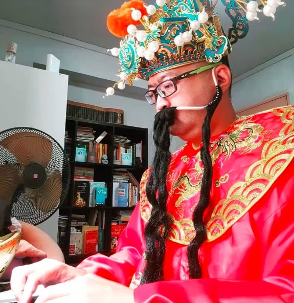 **已签发**全国:暖势力:因长得有“福相”扮财神爷多年 志工:我才是最大受益人