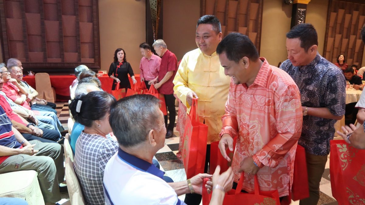 **已签发**柔︰扎哈里︰捐华小赠党元老礼包,昔马华精神可嘉