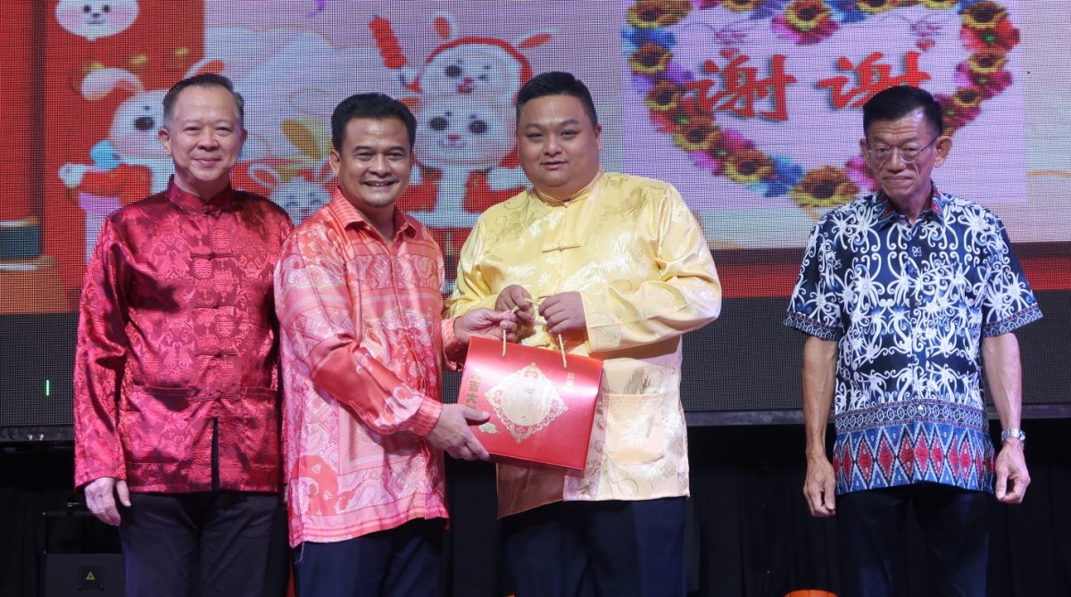 **已签发**柔︰扎哈里︰捐华小赠党元老礼包,昔马华精神可嘉