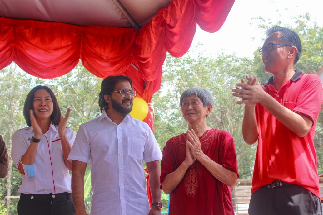 **已签发**柔︰政府全资房屋重建竣工,东孟新村受惠户迁入过年