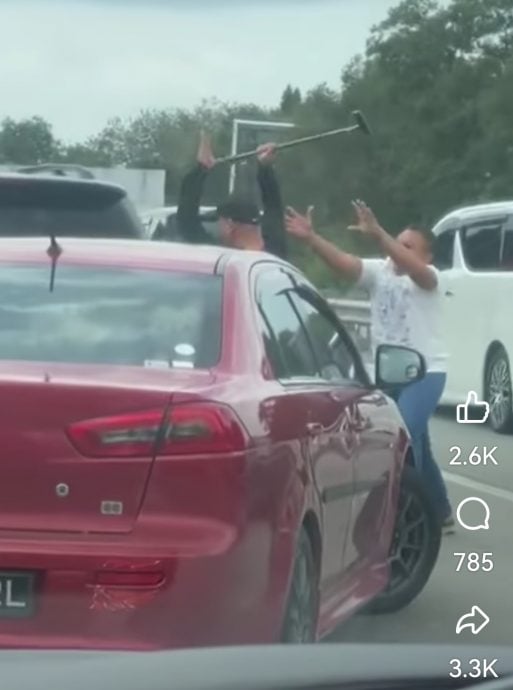 **已签发**柔:司机持高球杆砸车事件,警扣1外籍男子助查