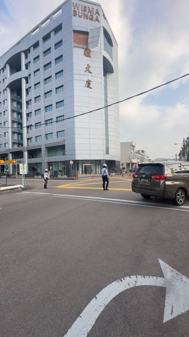 **已签发**柔:墙面驳落摇摇欲坠,銮警南峇街实施交通管制