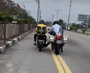 **已签发**柔:外送员摩托车半途故障,交警施援手获赞