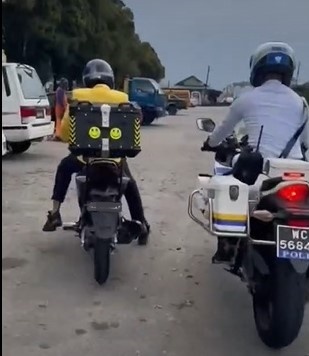 **已签发**柔:外送员摩托车半途故障,交警施援手获赞