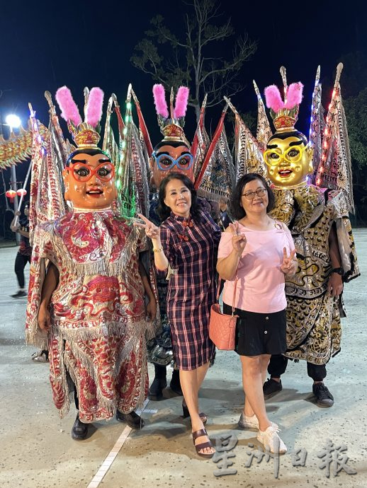 **已签发**柔：头条之一：皇城新春晚会现璀璨金龙，气势磅礴