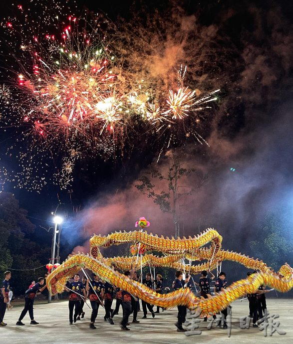 **已签发**柔：头条之一：皇城新春晚会现璀璨金龙，气势磅礴