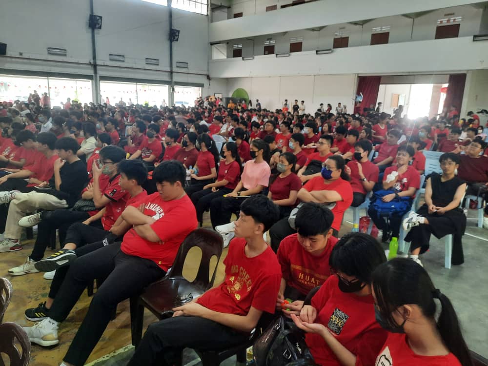 **已签发**柔:教育版头条:利丰港培华独中表扬成绩优异及学业进步学生