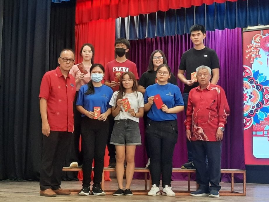**已签发**柔:教育版头条:利丰港培华独中表扬成绩优异及学业进步学生
